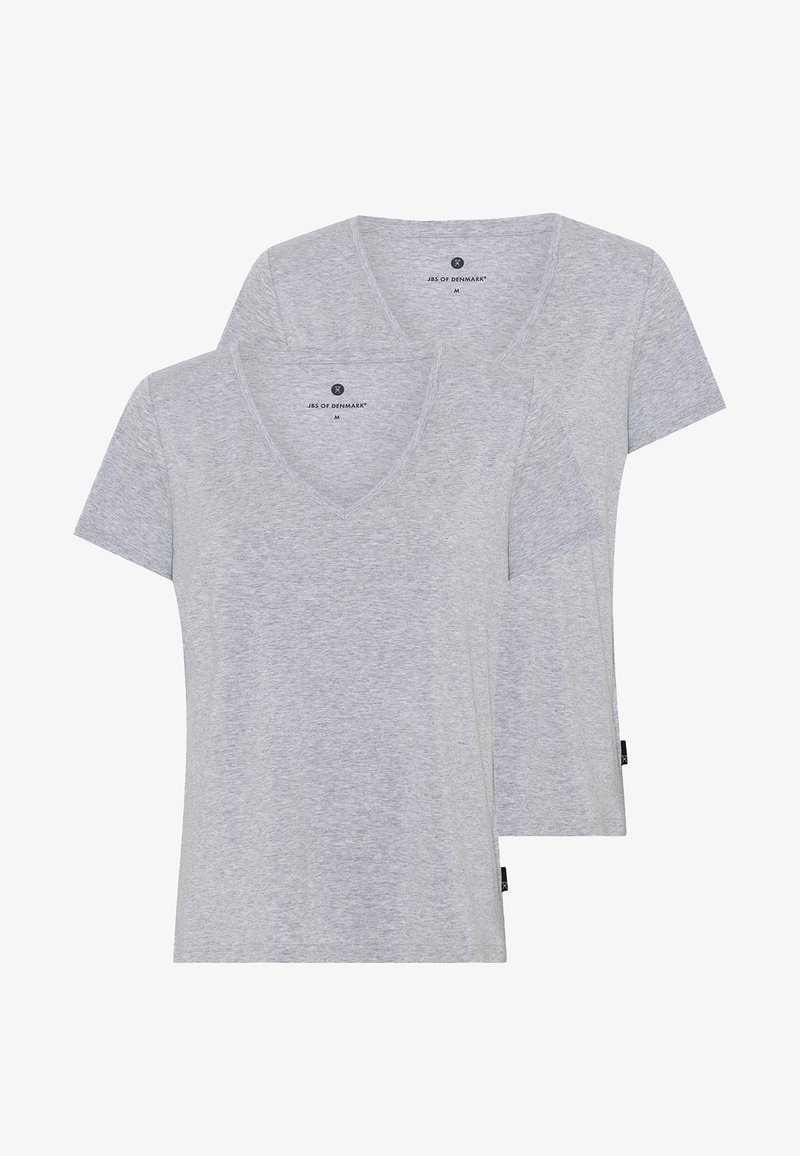 To grå v-hals t-shirts lavet af letvægts bomuldsblanding, med korte ærmer og en glat tekstur, forsynet med logomærker på siden.