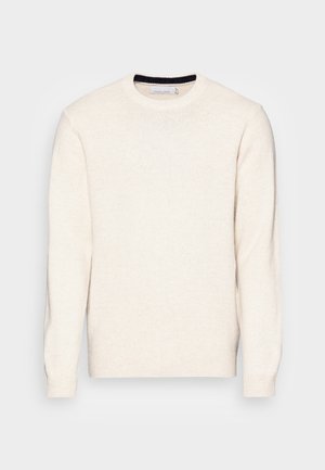 Suéter de cuello redondo color beige claro, fabricado con un material suave. Presenta puños y dobladillo acanalados, con una textura sutil y detalles de diseño mínimos.