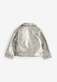 Metallisk silverfärgad imitation läderjacka med krage, långa ärmar och sidofickor. Slät yta med lätt veck.