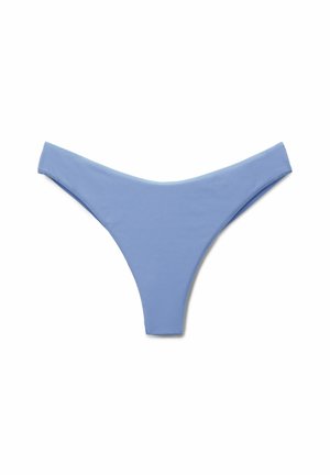Hellblauer Bikinihöschen für Damen mit hochgeschnittenem Bein und schmalem Bund, flach auf weißem Hintergrund ausgelegt.