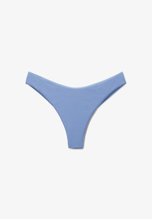 Hellblauer Bikinihöschen für Damen mit hochgeschnittenem Bein und schmalem Bund, flach auf weißem Hintergrund ausgelegt.