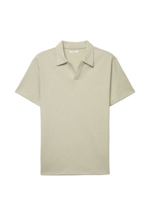 Hellbeige Poloshirt mit kurzen Ärmeln aus strukturiertem Stoff und Kragen, flach auf weißem Hintergrund präsentiert.