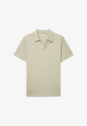 Hellbeige Poloshirt mit kurzen Ärmeln aus strukturiertem Stoff und Kragen, flach auf weißem Hintergrund präsentiert.
