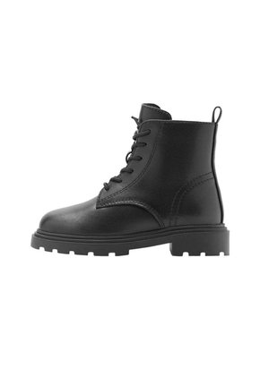 Bota negra de cuero con cordones hasta el tobillo, suela gruesa y lengüeta para tirar en la parte trasera, mostrada desde el lado exterior sobre fondo blanco.