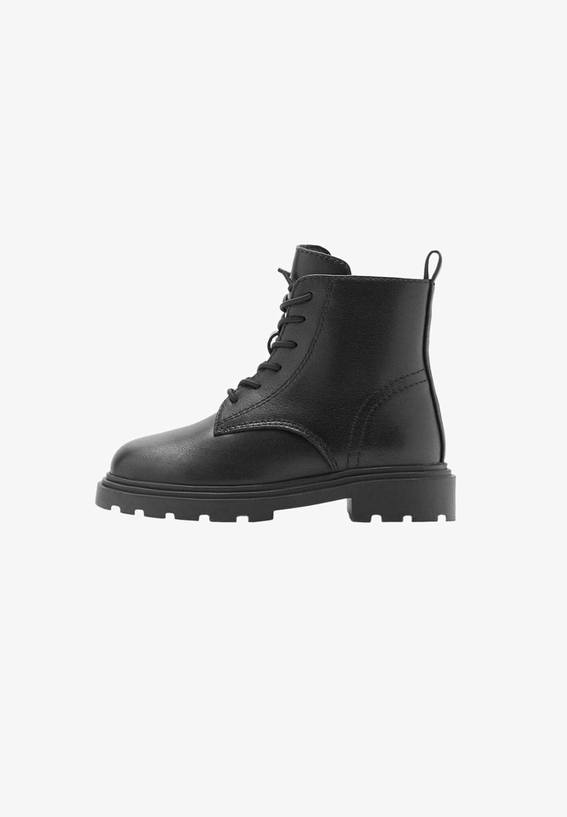 Bottine noire en cuir à lacets avec semelle épaisse et languette à l'arrière, vue du côté extérieur sur fond blanc.