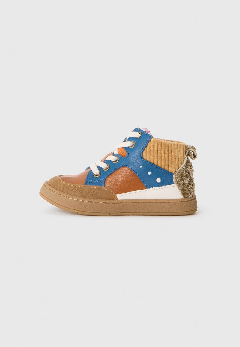 Baskets montantes en cuir bleu, avec des accents bruns, un col en velours côtelé texturé et un dos en fausse fourrure beige. Semelle en caoutchouc crème avec détail du logo.