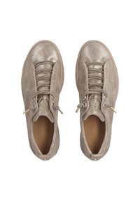 Beige metallic Leder-Sneaker mit runden Zehen, dekorativen Schnürsenkeln und goldfarbenen Akzenten. Weiche Textur und gepolsterte Innensohlen.