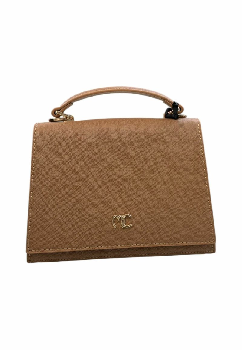 Borsa a mano in finta pelle color tan con design strutturato, accentuata da un logo dorato e manico superiore. Presenta bordi cuciti e una texture liscia.