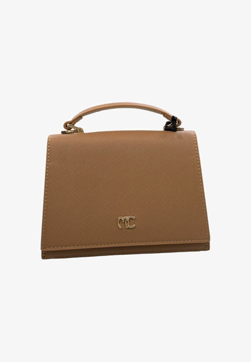 Borsa a mano in finta pelle color tan con design strutturato, accentuata da un logo dorato e manico superiore. Presenta bordi cuciti e una texture liscia.