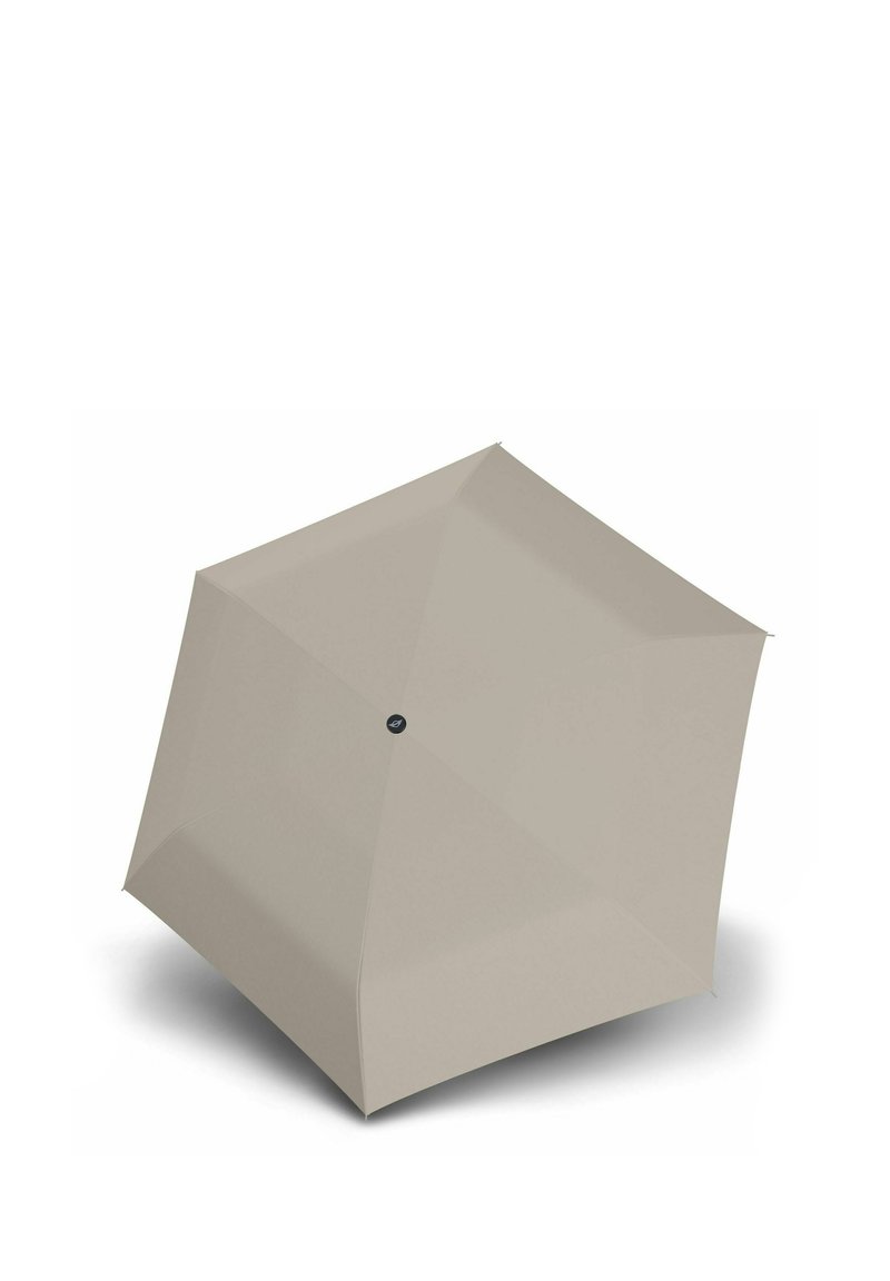 Beige parasol met een hexagonale canopy, met een gladde textuur en een zwart knoppenaccent. Gedeeltelijk opgevouwen om de vorm te tonen.