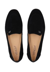 Schwarze Wildleder-Loafers mit glatter Textur, runder Zehenform und dezentem floralem Emblem an der Seite. Die Innensohle ist in Beige gehalten.