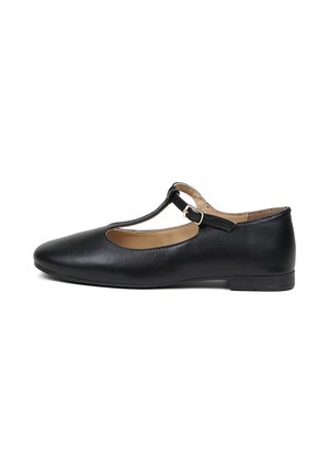 Zwart leren platte Mary Jane schoenen met T-bandje en gespsluiting, een afgeronde neus en een lage hak, zijaanzicht op een witte achtergrond.