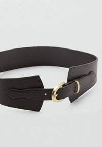 Cinturón de cuero negro con una textura suave, que presenta un diseño rectangular y hebilla de metal dorado, mostrando detalles de costura en los extremos.