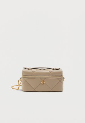 Beige leren tas met quilted motief, gouden rits en logo, een bovenhandvat en een afneembare kettingband. Rechthoekige vorm met een gladde textuur.