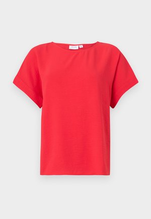 Crvena bluza s kratkim rukavima izrađena od teksturiranog materijala, s okruglim izrezom i ležernim, opuštenim krojem. Nema značajnih uzoraka niti naglaska.