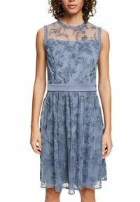 Vestido azul claro con bordado floral, escote de superposición transparente, corsé ajustado y falda fluida con acabado texturizado.