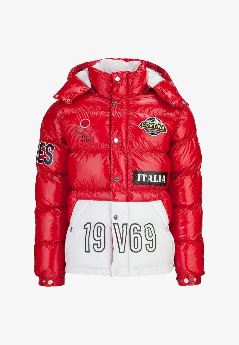 Rode pufferjack met een glanzende afwerking, witte onderzijde, hoge kraag, opvallende patches en oversized cijferdetails.