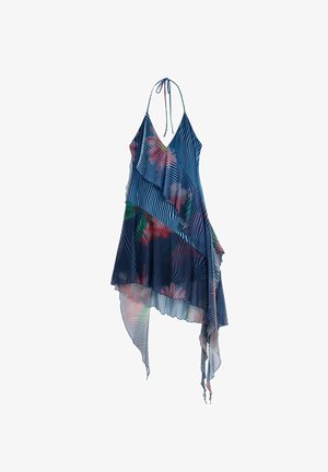 Asymetryczna sukienka z niebieskiej tkaniny w białe paski i kwiatowe wzory. Posiada dekolt w kształcie litery V oraz cienkie, wiązane ramiączka, z warstwowymi falbanami.