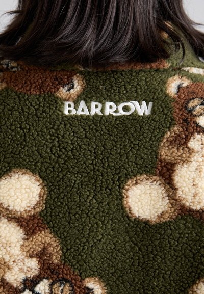Zelen plašč iz flisa z vzorcem teddy medvedkov, rjavimi detajli in belim vezenim napisom "BARROW" na hrbtu.