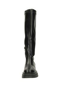Hoge zwarte leren laarzen met een ronde neus en een plat rubberen zool. Voorzien van een zijrits en stikdetails langs de bovenkant van de schacht.