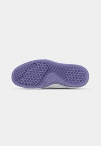 Suela de sneaker de goma morada con un patrón de agarre texturizado, con un borde blanco. Diseño ligero, adecuado para uso casual.