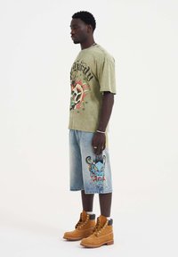 Ed Hardy MEDUSA DRAG SKATER - Farkkushortsit - bleach