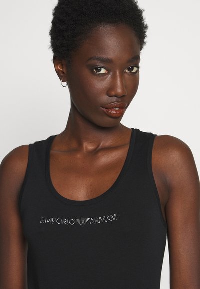 Top negro sin mangas con un escote redondo, adornado con un logo de rhinestone en el pecho. Fabricado en suave algodón.