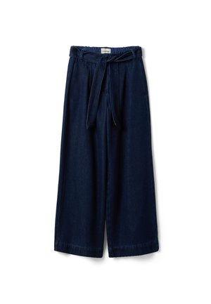 Dunkelblaue, weit geschnittene Hose mit einem gebundenen Stoffgürtel und elastischem Bund, aus weichem Denim-Material gefertigt.