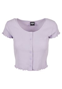 Krátký rukáv, ribovaný levandulový top s kulatým výstřihem a pěti knoflíky vpředu. Volánkový lem a rukávy dodávají texturu.