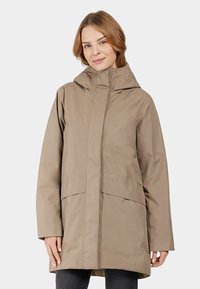 Beige wasserdichter Parka mit Kapuze, ausgestattet mit einem Frontreißverschluss, großen Fronttaschen und einer lockeren Passform. Glatte Textur und mittellanges Design.