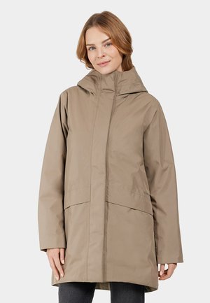 Beige waterdichte parka met een capuchon, voorzien van een ritssluiting aan de voorkant, grote voorzakken en een relaxed fit. Glad textuur en middellange ontwerp.