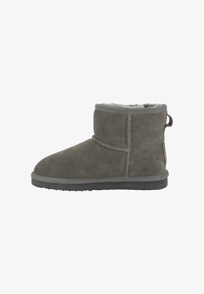 Stivaletti alla caviglia in suede grigio con morbida fodera interna, punta rotonda e suola piatta in gomma. Presentano un piccolo strappo sul retro e dettagli di cucitura.