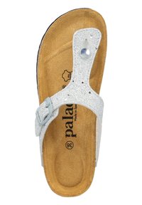 Sandalini bianchi con glitter, dotati di una suola piatta, fibbia regolabile e un sottopiede brunito e testurizzato, con un logo circolare al centro.