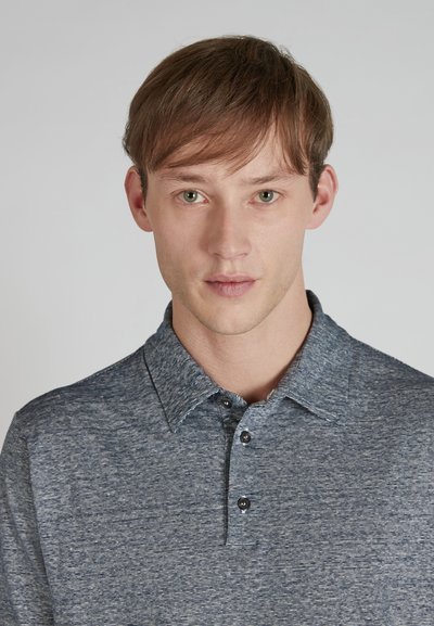 Granatowa koszulka polo z teksturowanym wzorem, z kołnierzykiem i trzema czarnymi guzikami z przodu. Odpowiednia do codziennego noszenia.