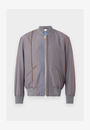 Jachetă bomber gri cu fermuar, cu manșete și guler striate, cu dungi verticale maro, albastre și roșii în față și pe mâneci.