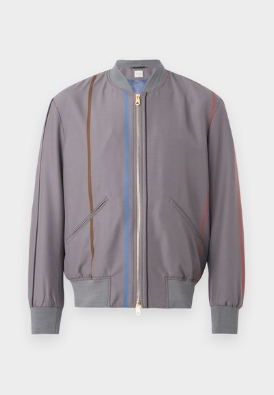 Γκρι bomber ζακέτα με φερμουάρ, με ριμπ μανσέτες και γιακά, με κάθετες καφέ, μπλε και κόκκινες ρίγες μπροστά και στα μανίκια.