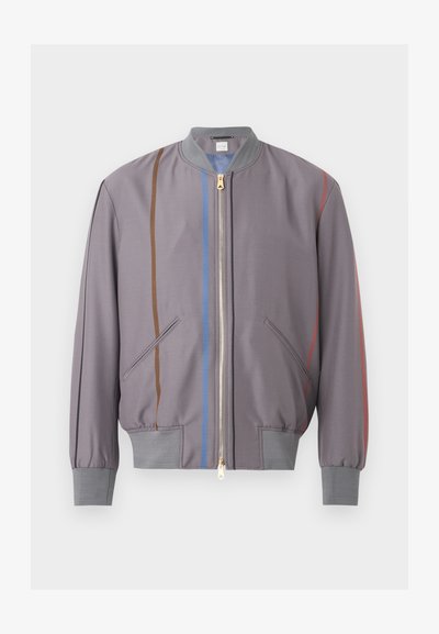 Γκρι bomber ζακέτα με φερμουάρ, με ριμπ μανσέτες και γιακά, με κάθετες καφέ, μπλε και κόκκινες ρίγες μπροστά και στα μανίκια.