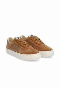 Brown suede sneakers with white rubber soles, round toes, and textured laces. Side logo detail in light brown, checkered tab on the tongue.