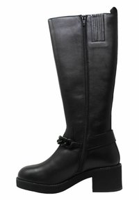 Stivali neri in pelle, alti fino al ginocchio, con chiusura a cerniera laterale, dettaglio a catena, tacco largo e finitura testurizzata nella parte superiore. Finitura liscia, design robusto.