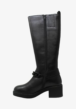 Stivali neri in pelle, alti fino al ginocchio, con chiusura a cerniera laterale, dettaglio a catena, tacco largo e finitura testurizzata nella parte superiore. Finitura liscia, design robusto.