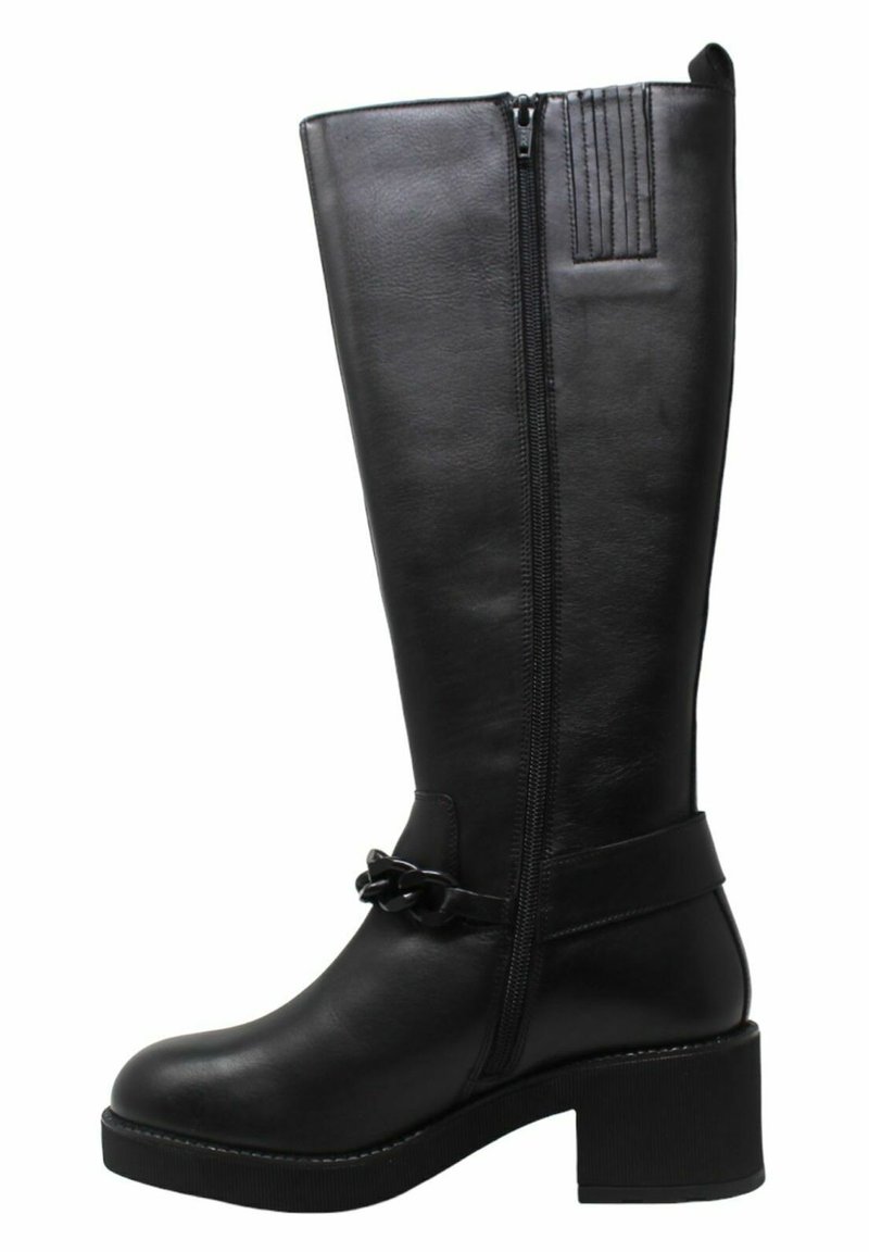 Stivali neri in pelle, alti fino al ginocchio, con chiusura a cerniera laterale, dettaglio a catena, tacco largo e finitura testurizzata nella parte superiore. Finitura liscia, design robusto.