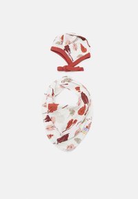 Conjunto de chapéu e babete para crianças em algodão com um print colorido da natureza. O chapéu tem um acabamento vermelho; o babete é triangular, com fecho de pressão e design correspondente.