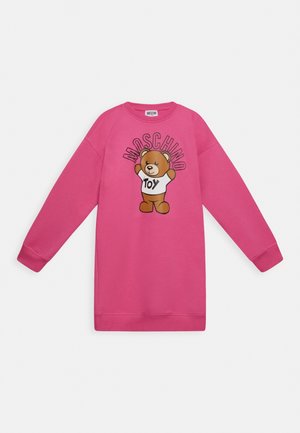 Lyserød langærmet sweatshirt med en tegneseriestyle bamse iført en hvid skjorte med teksten "Toy" og teksten "Moschino" over bamsen.
