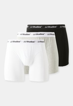 Drei Paare Boxershorts: eines in Weiß, eines in Grau und eines in Schwarz. Jedes verfügt über einen weichen Bund mit dem "JJ Studios"-Logo in Schwarz.