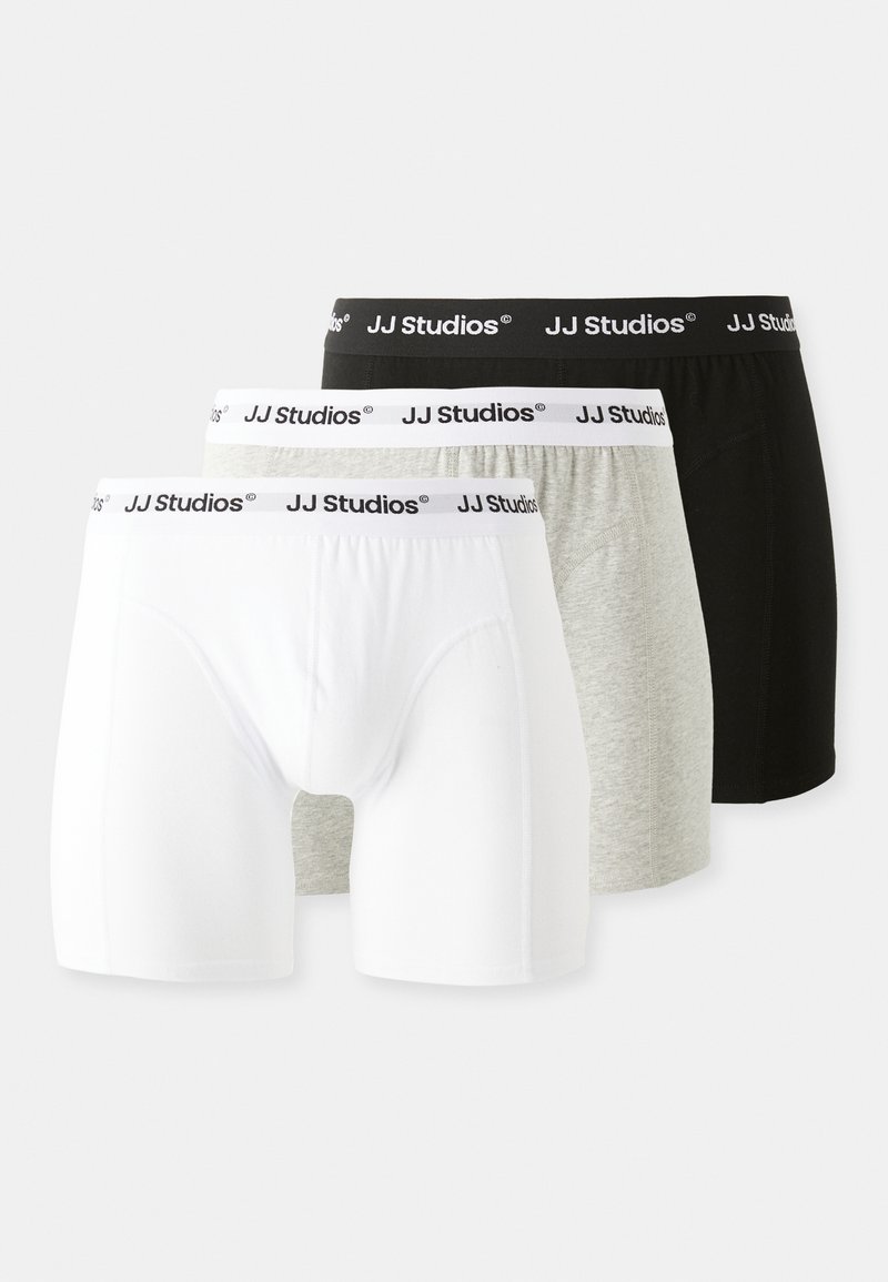 Három pár boxer alsónadrág: egy fehér, egy szürke és egy fekete. Mindegyik lágy derékszíjjal rendelkezik, amelyen a "JJ Studios" fekete logó található.