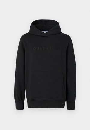 Černá mikina s kapucí, měkká tkanina, design přes hlavu, přední klokaní kapsa, embosované logo "QUARTZ CO" na hrudi, elastické manžety a lem.