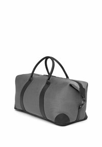 Bolsa de tela gris y negra tipo duffel con dos asas redondeadas y una cremallera superior, mostrada en ángulo sobre un fondo blanco.