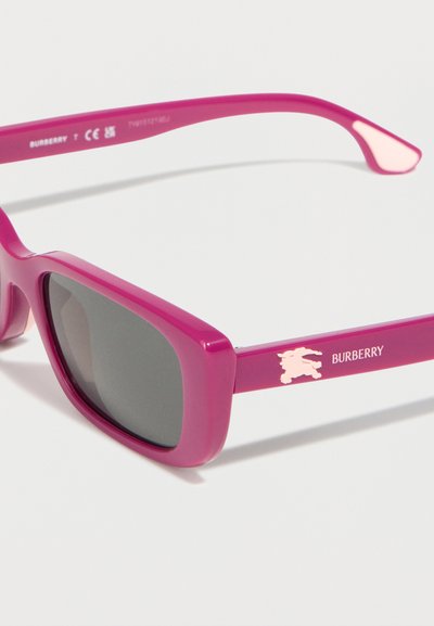 Ροζ ορθογώνια γυαλιά ηλίου Burberry με σκουρόχρωμους φακούς και λογότυπο στο πλευρικό βραχίονα σε λευκό φόντο.