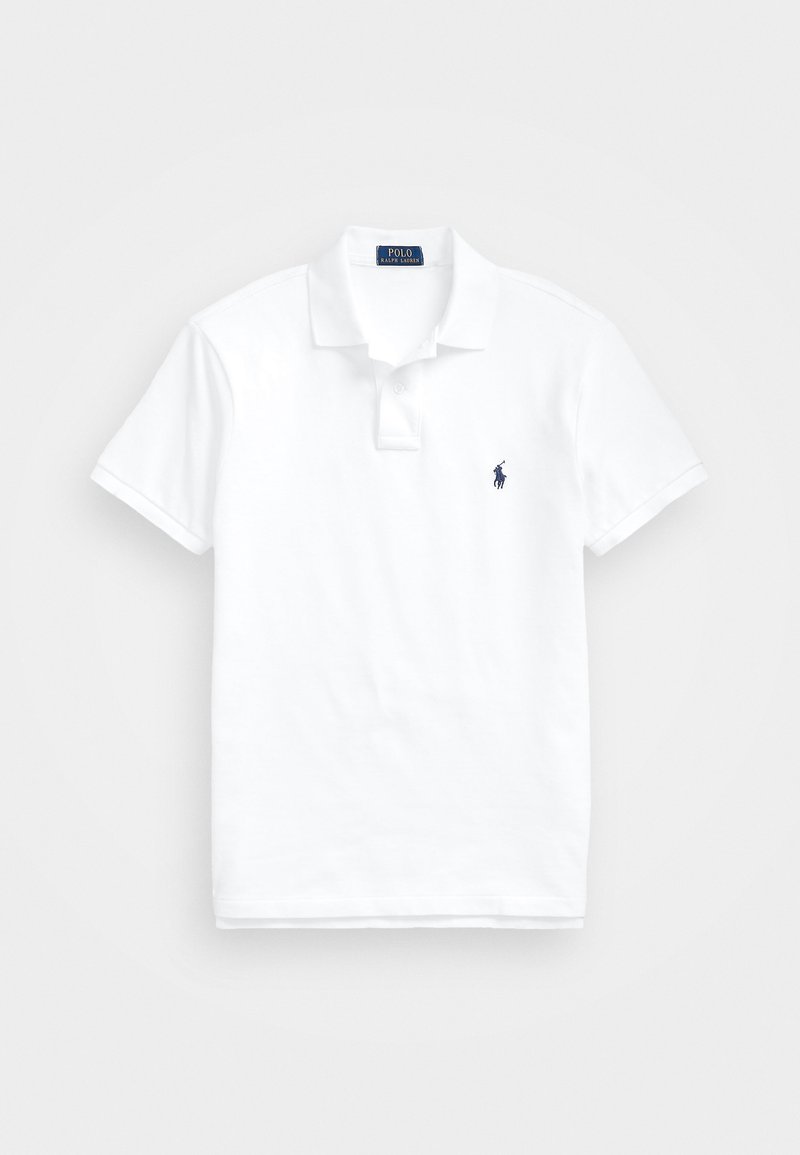 Polo blanc, manches courtes, col, fabriqué en coton, avec un petit logo bleu marine sur la poitrine gauche, design et coupe classique.