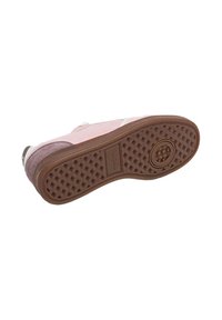 Smeđi suede tenisice s podlogom od teksturirane gume, koja sadrži dijamantni uzorak i kružni dizajn. Osvježeno svijetlo ružičastim i bijelim dijelovima.